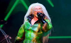 Christina Aguilera celebra el mes del orgullo con disfraz de Hulk