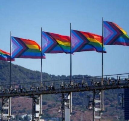 Barcelona celebra el Día Internacional del Orgullo LGBTQ+ con la bandera de arcoíris en el Camp Nou