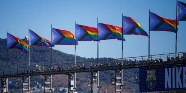 Barcelona celebra el Día Internacional del Orgullo LGBTQ+ con la bandera de arcoíris en el Camp Nou