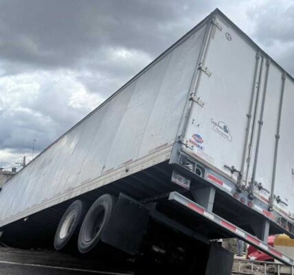 Persiguen policías tráiler con ropa robado desde Hidalgo hasta Edomex; detienen a 2 ladrones