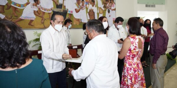 Reconocen 30 y 40 años de labor de 260 docentes de Quintana Roo