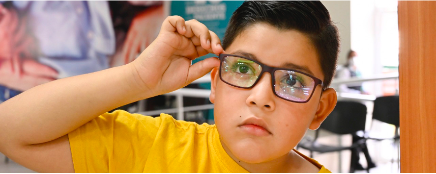 Salud Digna entrega lentes a más de 44 mil niños mexicanos