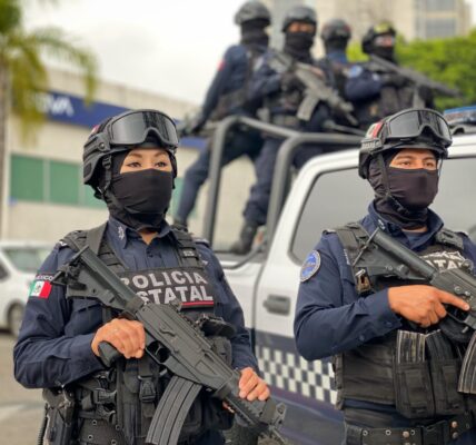 En Veracruz, policías municipales de Tuxpan 'pelean' con marinos durante protesta