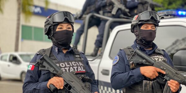 En Veracruz, policías municipales de Tuxpan 'pelean' con marinos durante protesta