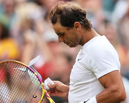 Rafael Nadal se retira de Wimbledon debido a lesión abdominal