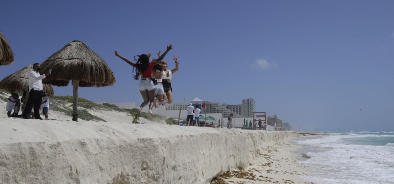 Trabajo permanente para mejorar instalaciones e imagen de playas en cancún