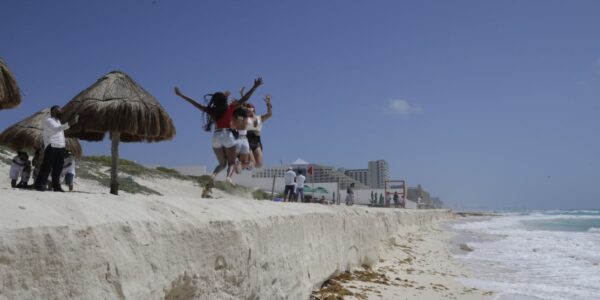 Trabajo permanente para mejorar instalaciones e imagen de playas en cancún