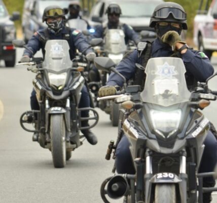 Con uso de herramientas tecnológicas, detectan auto robado y un arma en Arco Repuve; hay dos detenidos