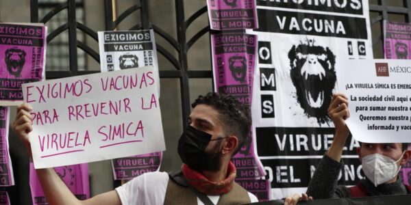 Activistas piden vacunas contra la viruela símica para personas con VIH