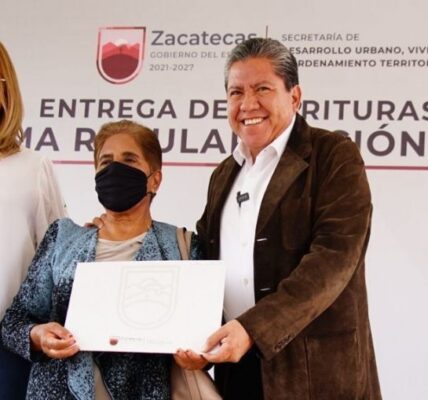 Entrega Gobernador David Monreal Ávila escrituras a familias de Pánuco