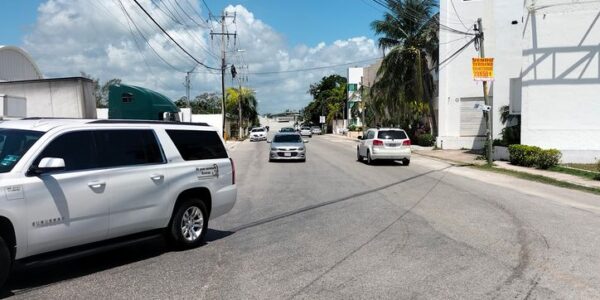 A pesar de las demoras, choferes ignoran vías alternas al aeropuerto de Cancún