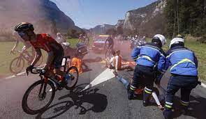 Manifestantes bloquearon ruta del Tour de Francia: Carrera se paralizó por 15 minutos