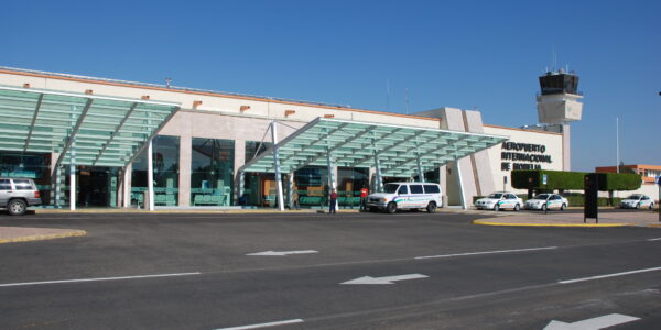 Aeronave se desploma tras despegar del Aeropuerto Internacional de Querétaro; se dirigía a Morelia