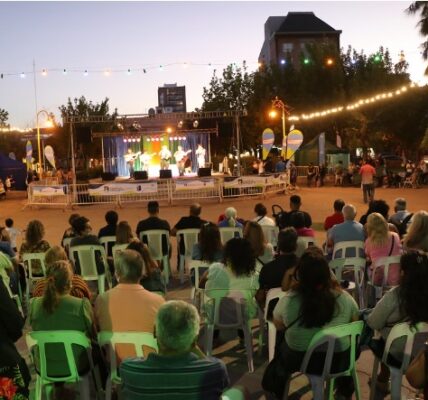 La Feria de emprendedores y artesanos suma espectáculos en Plaza San Martín