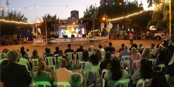 La Feria de emprendedores y artesanos suma espectáculos en Plaza San Martín