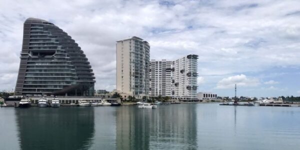 Constructora desmiente desplazamiento de Shark Tower en Puerto Cancún