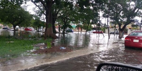 Colapsa el sur de Quintana Roo por torrencial lluvia