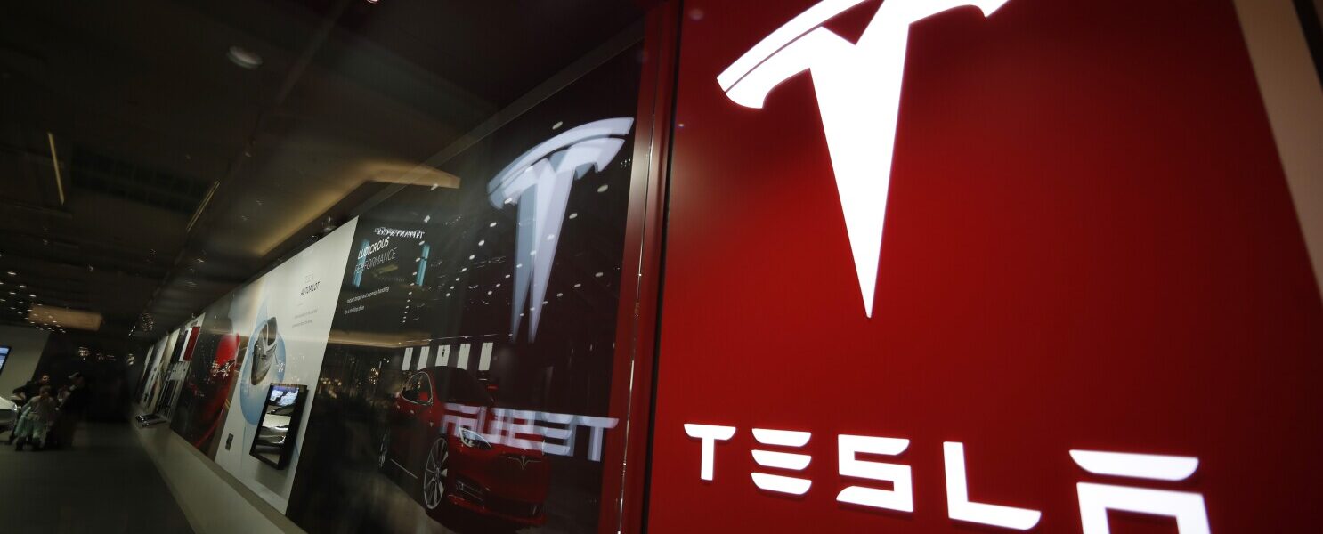 Accionistas de Tesla avalan dividir los títulos de la compañía