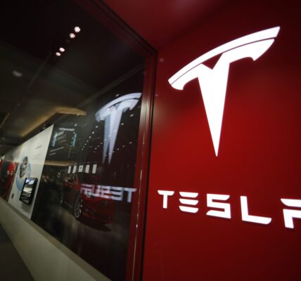 Accionistas de Tesla avalan dividir los títulos de la compañía