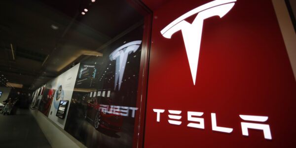 Accionistas de Tesla avalan dividir los títulos de la compañía