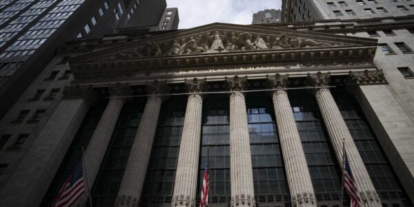 Wall Street en baja; caen compañías de tecnología y viajes