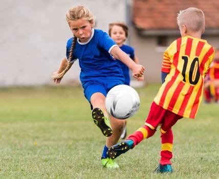 Más mujeres deberían ser entrenadoras de deportes para niños varones