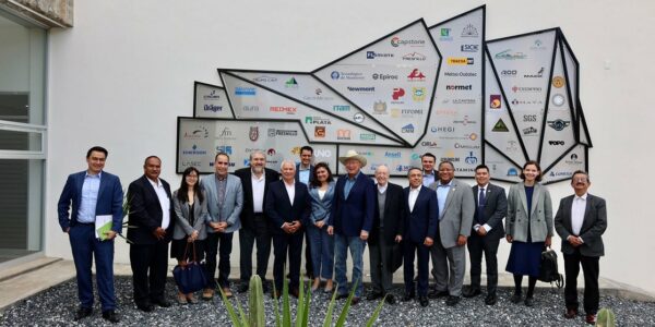 En gira por Zacatecas, Ken Salazar se reúne con empresarios