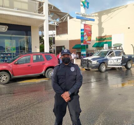 Refuerzan presencia policiaca en plazas de Cancún por Buen Fin