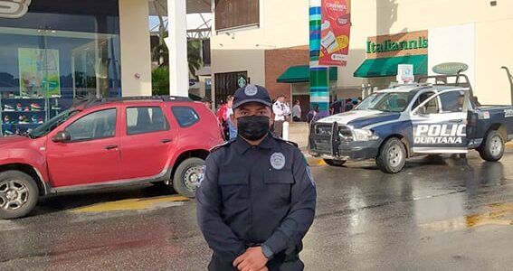 Refuerzan presencia policiaca en plazas de Cancún por Buen Fin