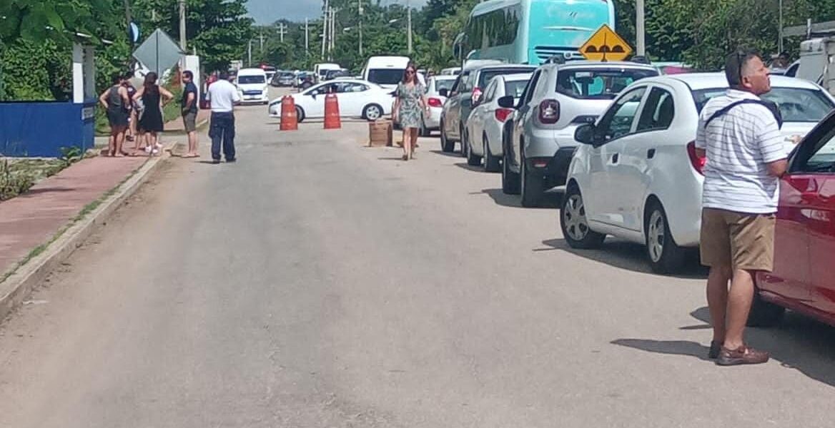 Bloqueo deja a turistas varados en la terminal de ADO en Cancún