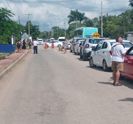 Bloqueo deja a turistas varados en la terminal de ADO en Cancún