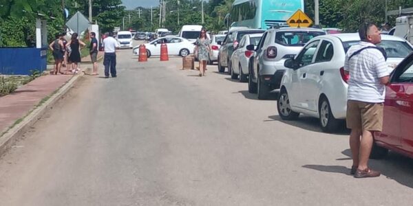 Bloqueo deja a turistas varados en la terminal de ADO en Cancún