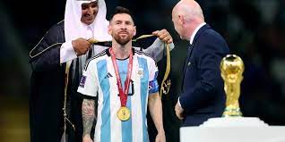 Mundial de Qatar 2022: cuál es el significado de la túnica que lució Lionel Messi al levantar la copa