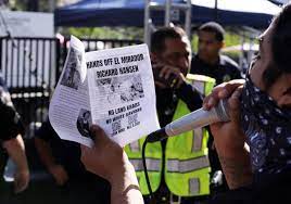 Manifestantes interrumpen una charla del arqueólogo Richard Hansen en el Festival del Libro del L.A. Times