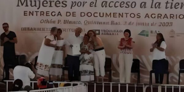 Regresa AMLO a mujeres mayas la tierra ''que nunca debieron quitarles''