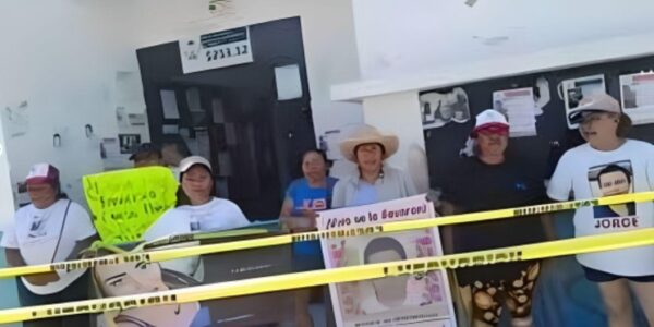 Madres buscadoras toman entrada de la Fiscalía de Quintana Roo